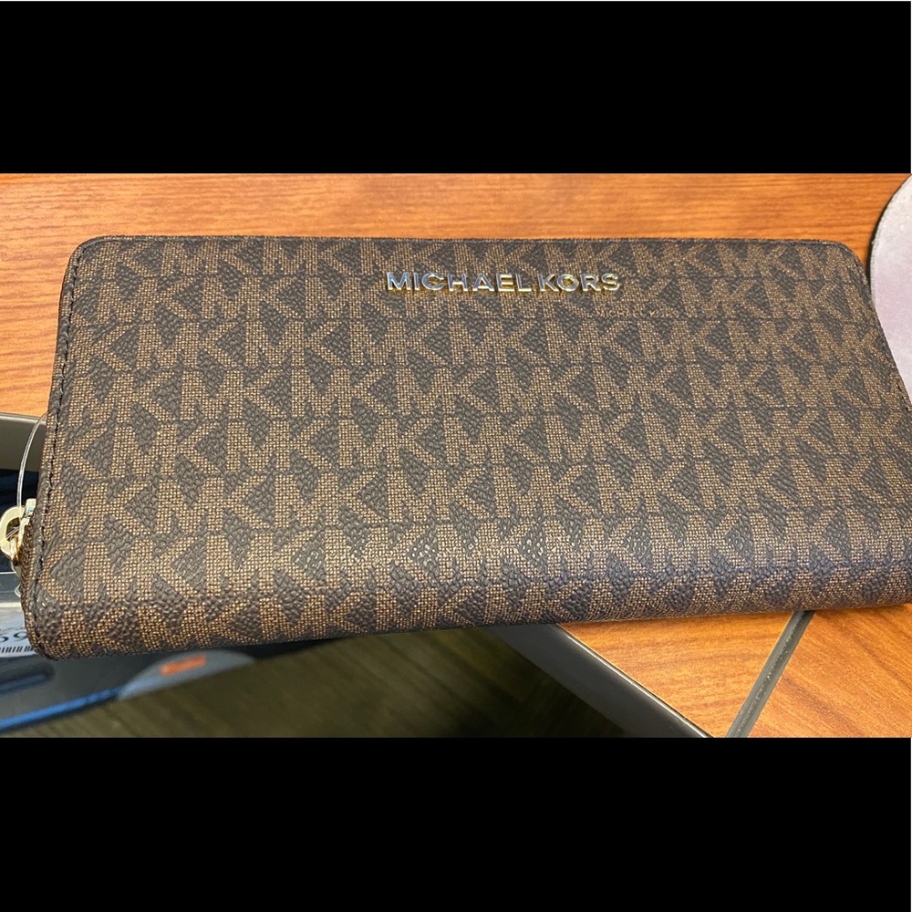 MK zippered Wallet brand new